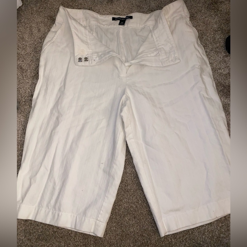 BRIGGS NEW YORK White Capri Shorts - NWOT